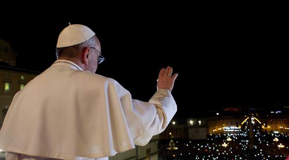 البابا فرانسيس يحي حشداً من الجماهير(أرشيف)