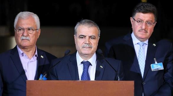 رئيس وفد المعارضة السورية إلى جنيف، أسعد الزعبي(وسط)