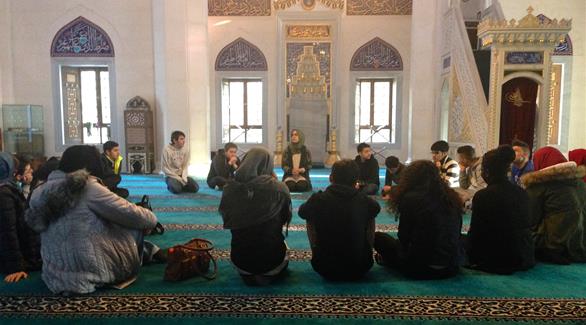 زوار أحد المساجد في برلين في جلسة نقاش (Pri)