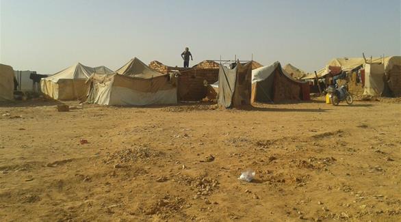 ناحون يشيدون غرفاً طينية في مخيم الركبان (24)