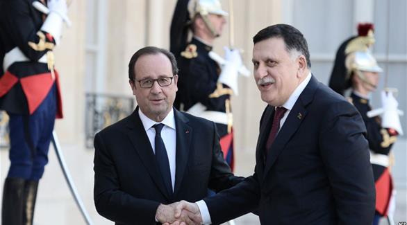 الرئيس الفرنسي فراسوا هولاند يصافح نظيره المقترح لحكومة الوفاق الوطني الليبية، فايز السراج(أ ف ب)