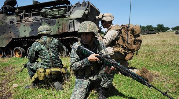 قوات فلبينية وأخرى أمريكية أثناء مناورة عسكرية سابقة(أ ف ب)