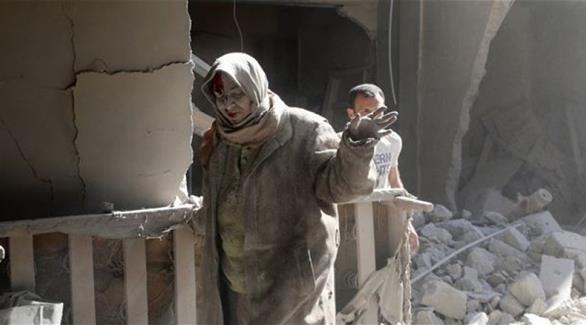 سيدة سورية تخرج من تحت الأنقاض بحلب(أرشيف)