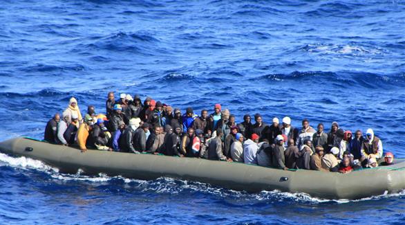 قارب يقل عدداُ كبيراً من المهاجرين في المتوسط (أرشيف)