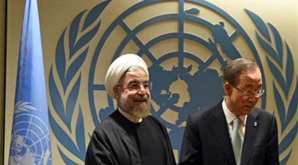 الأمين العام للأمم المتحدة بان كي مون إلى جانب الرئيس الإيراني حسن روحاني (أرشيف)