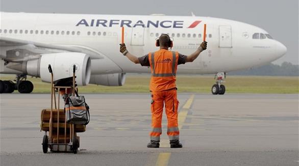 عامل توجيه الطائرات على المدرج في مطار رواسي الفرنسي (أرشيف)