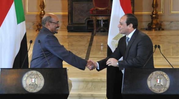 الرئيس المصري عبد الفتاح السيسي ونظيره السوداني عمر البشير (أرشيف)