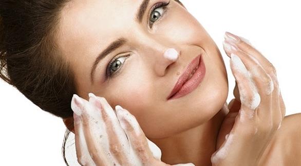 ضرورة استعمال زيت أو ميلك تنظيف الوجه بدلاً من الصابون