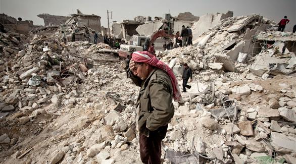 رجل سوري يتوسط الدمار في حلب (أرشيف)
