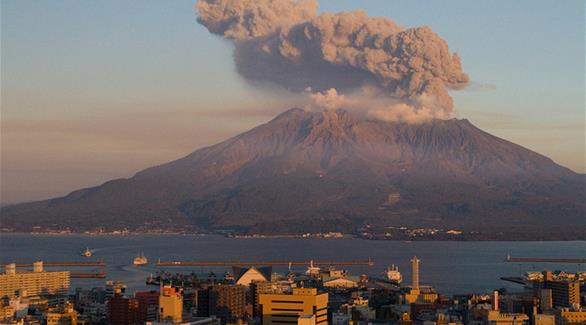 بركان جبل أسو يثور ويطلق رماداً بركانياً لمسافة 11 ألف متر في الهواء (أرشيف)