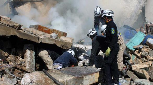 عمال الإغاثة في محاولة للبحث عن ناجين بعد الغارات في سوريا (أرشيف)