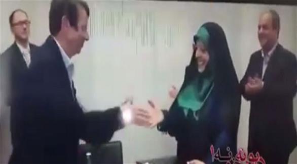 صورة من مقطع أثار ضجة في إيران يوضح مصافحة نائبة الرئيس الإيراني معصومة ابتكار لوزيرة البيئة الألمانية باربارا هندريكس (المصدر)