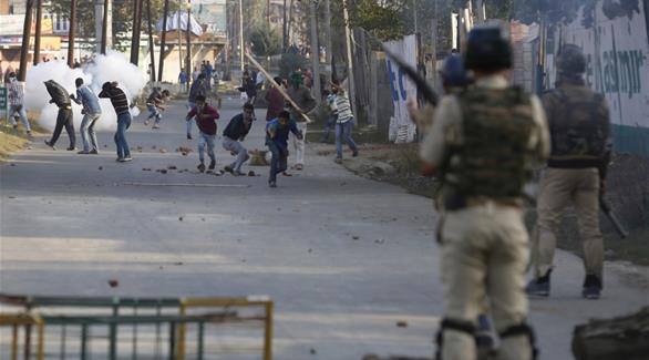 الشرطة الهندية تطلق قنابل غاز لتفريق مسيرة تحمل جثة طفل قتل في مظاهرة مناهضة للهند بكشمير (تويتر)