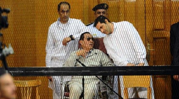 مبارك ونجلاه خلف القضبان(أرشيف)