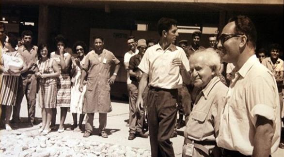 شمعون بيريز الأول على اليمين إلى جانب بن غوريون رئيس الحكومة الإسرائيلية في الخمسينات في زيارة إلى موقع إنشاء مفاعل ديمونا في النقب (تايمز أوف إسرائيل)