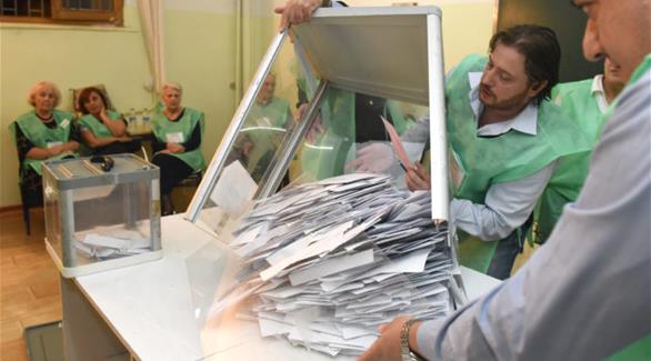 فرز الأصوات بأحد مراكز الاقتراع في تبيليسي (أ ف ب)