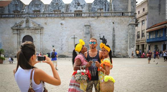 مجموعة من السياح في كوبا (أرشيف)
