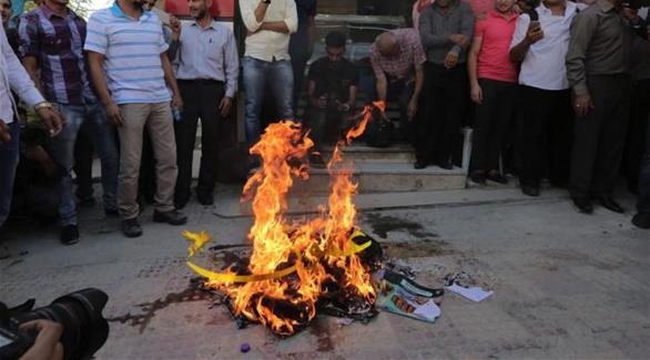 جانب من حرق الكتب والمناهج في الأردن (عمون)