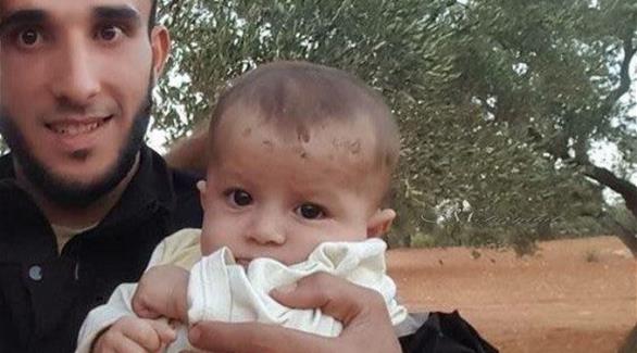 الرضيعة السورية وحيدة يحملها منقذها العامل في الدفاع المدني السوري (موقع مترو)