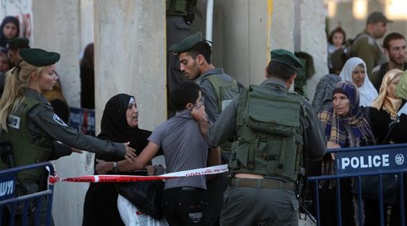 جنود إسرائيليون يمنعون الفلسطينيين من التنقل بين المدن (أرشيف)