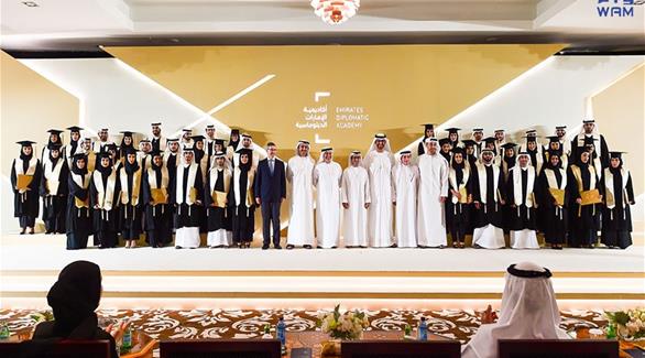 الشيخ عبدالله بن زايد خلال تخريج الدفعة الأولى من طلبة أكاديمية الإمارات الدبلوماسية (وام)