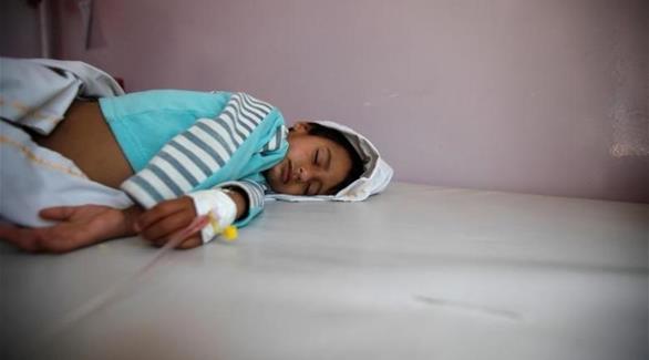 صبي يتلقى علاجاً من الكوليرا في أحد مستشفيات صنعاء (رويترز)