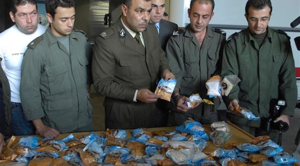 عناصر أمنية في لبنان تعرض مجموعة من المخدرات المضبوطة (ارشيف / أ ب)