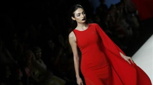 عارضة الأزياء الإماراتية رفيعة الهاجسي خلال مشاركتها بأسبوع الموضة في دبي (أ ف ب)