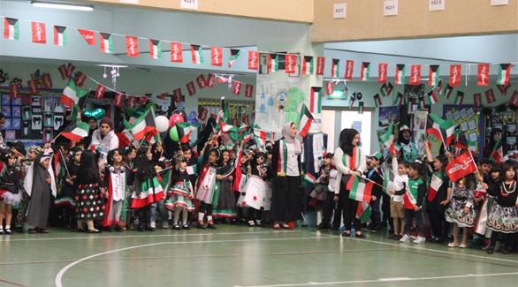 طلاب يحتفلون باليوم الوطني الكويتي (موقع مدرسة أجيال الكويت)