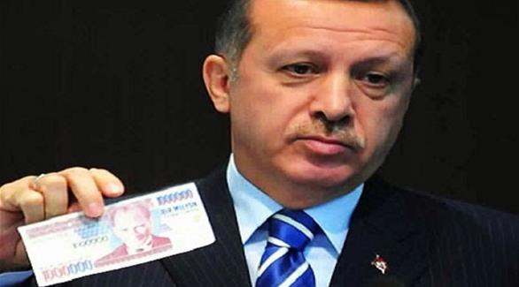 الرئيس التركي رجب طيب أردوغان يعرض ورقة نقدية تركية (أرشيف)