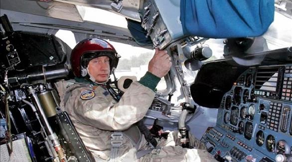 الرئيس فلادمير بوتين في طائرة حربية روسية (أرشيف)