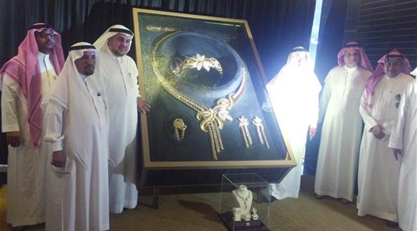 أكبر طقم ذهب في العالم بوزن 33 كجم صُنع بأيدي سعودية محترفة