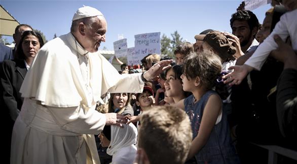البابا فرنسيس مع أطفال لاجئين (أرشيف)