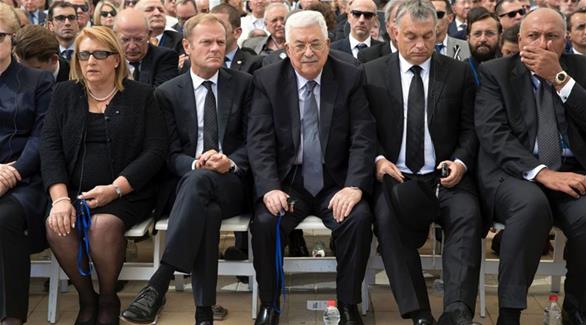 الرئيس الفلسطيني(وسط) أثناء حضوره جنازة بيريز(أرشيف)