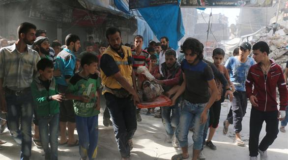 نقل ضحايا القصف في حلب (أ ف ب)