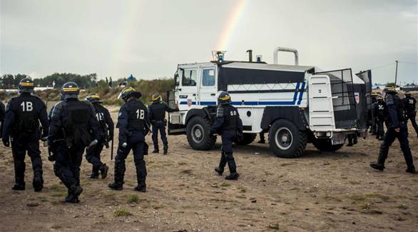 عناصر من الشرطة الفرنسية قرب مخيم كاليه الفرنسي (غيتي)