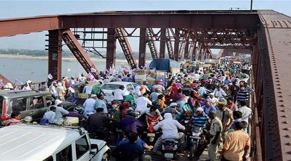 جسر في الهند خلال تجمع هندوسي (تويتر)