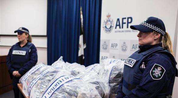 الشرطة الاتحادية الأسترالية بجانب كمية من المخدرات المضبوطة (صحيفة سيدني هيرالد)