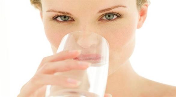 تناول كميات كبيرة من الماء يؤثر سلباً على الصحة (ميرور)