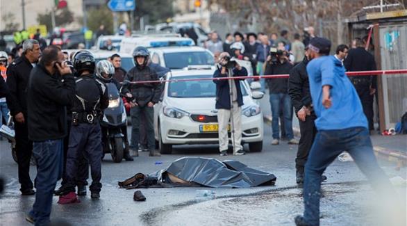 ثة منفذ هجوم فلسطيني ملقاة على الأرض بعد إطلاق النار عليه وقتله بينران إسرائيلية في سبتمبر 2015(تايمز أوف إسرائيل)
