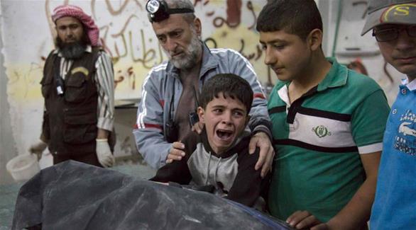طفل يبكي بعد فقدان أحد أقربائه في القصف على حلب (أرشيف / أ ف ب)