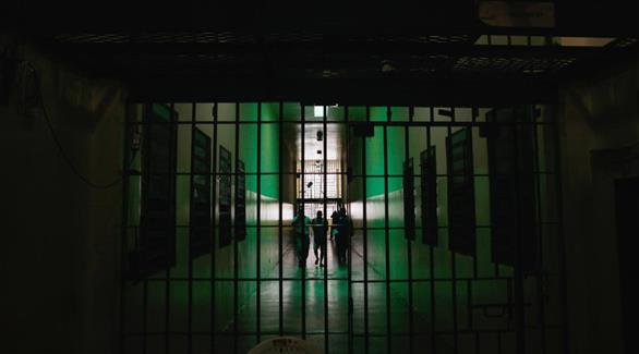 قبضان حديد إحدى الزنزنات في السجن (غيتي)