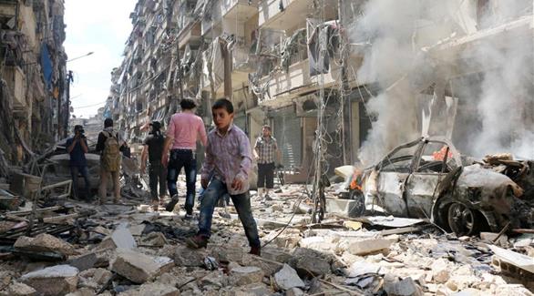 مدنيون يتجولون بين ركام الأبنية في حلب (أرشيف - أ ف ب)