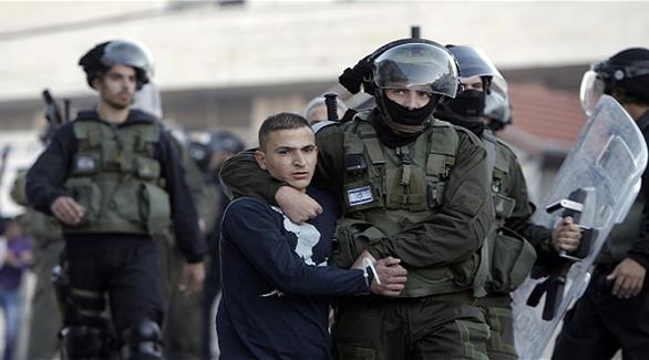 الاحتلال الإسرائيلي يعتقل فلسطينياً (أرشيف)