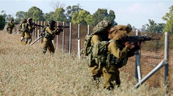 جنود الاحتلال الإسرائيلي يطلقون النار صوب غزة (أرشيف)