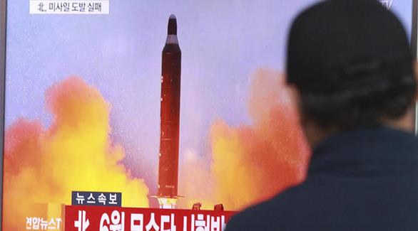 رجل يشاهد عبر التلفاز اطلاق أحد الصواريخ في كوريا الشمالية (أرشيف / أ ب)