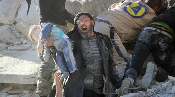 مواطن سوري ينتشل جثة ابنه من تحت الأنقاض (أرشيف)