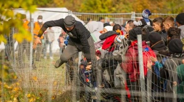 لاجئون يحاولون عبور الحدود الأوروبية (أرشيف)