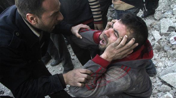 جانب من عمليات انتشال الناجين من أنقاض القصف في حلب (أرشيف / رويترز)