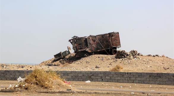عربة مدمرة جراء المعارك في اليمن(أ ف ب)